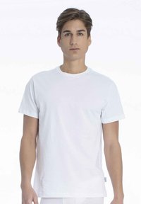 Hvid bomulds T-shirt, korte ærmer, rund halsudskæring, glat tekstur, inkluderer et lille logo mærke i kanten.