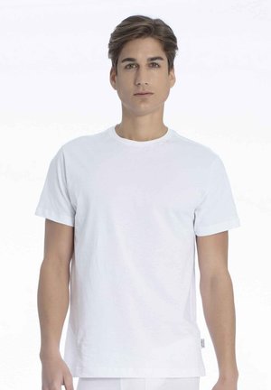 T-shirt en coton blanc, à manches courtes, design à col rond, texture lisse, comprend une petite étiquette logo à l'ourlet.