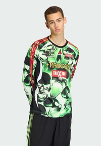 Langarm sportshirt in zwart en groen, met een schedelpictogram, rode accentstripes en branding. Gemaakt van lichtgewicht stof.