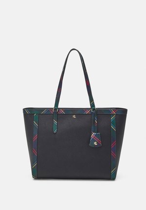Sac cabas noir avec bordure et poignées à carreaux multicolores, petit logo doré à l'avant et étiquette à carreaux attachée.