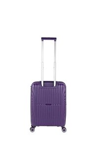 Maleta de color púrpura de concha dura con estrías verticales, asa retráctil y cuatro ruedas para mayor movilidad. Cuenta con cierre de cremallera y bolsillo frontal.