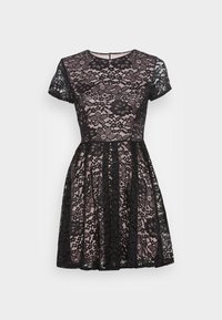 Robe courte à manches courtes en dentelle florale noire avec doublure rose, taille ajustée et jupe évasée, présentée sur fond blanc uni.