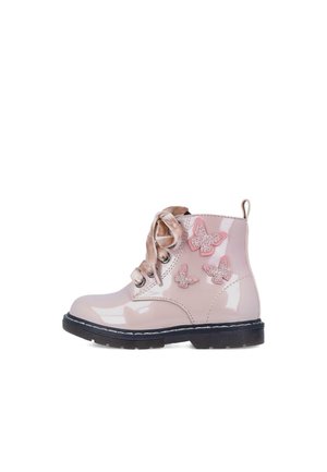 Botín de charol rosa con superficie brillante, suela negra, mariposas decorativas en rosa y plata, y cordones de seda.