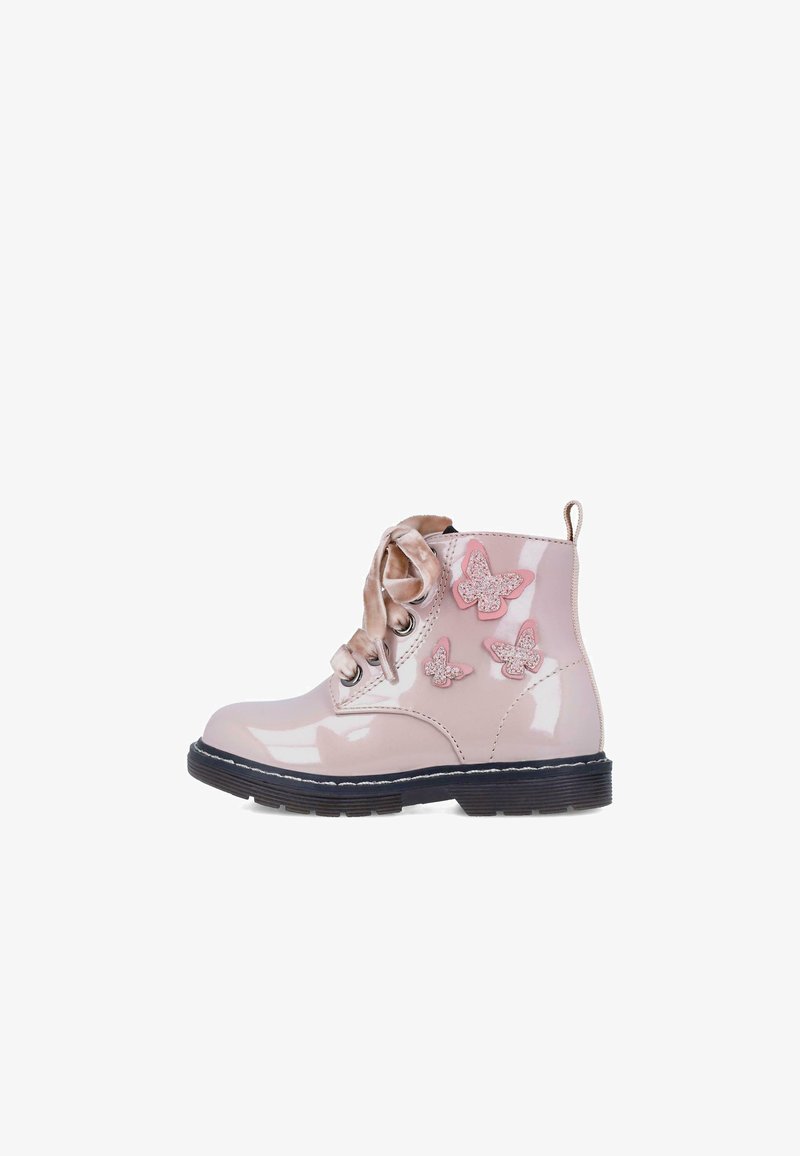 Botín de charol rosa con superficie brillante, suela negra, mariposas decorativas en rosa y plata, y cordones de seda.