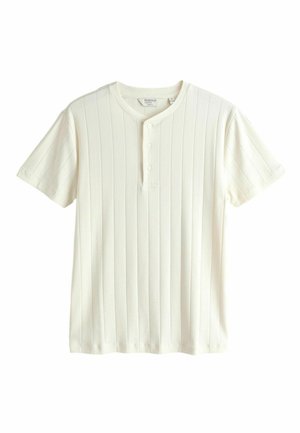 Biała, żeberkowana koszulka z krótkim rękawem, okrągłym dekoltem i zapięciem na trzy guziki. Materiał wydaje się być miękki i lekki, z subtelną teksturą.