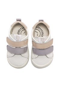 Weiße Kinderschuhe mit beigen und grauen Klettverschlüssen sowie einem Sonnendesign auf den Innensohlen, von oben auf einem weißen Hintergrund gezeigt.