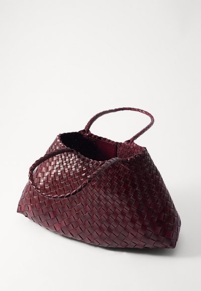 Austo sarkans ādas soma, ar unikālu, asimetrisku formu un divām rokturām. Tekstūrēta virsma ar ciešu, vienveidīgu pinuma rakstu.