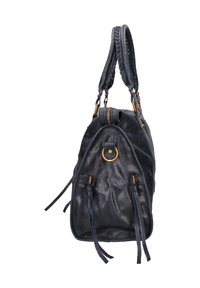 Borsa a mano in pelle blu scuro con manici intrecciati, dettagli in oro e nappine decorative. Presenta una forma arrotondata e chiusura con zip.