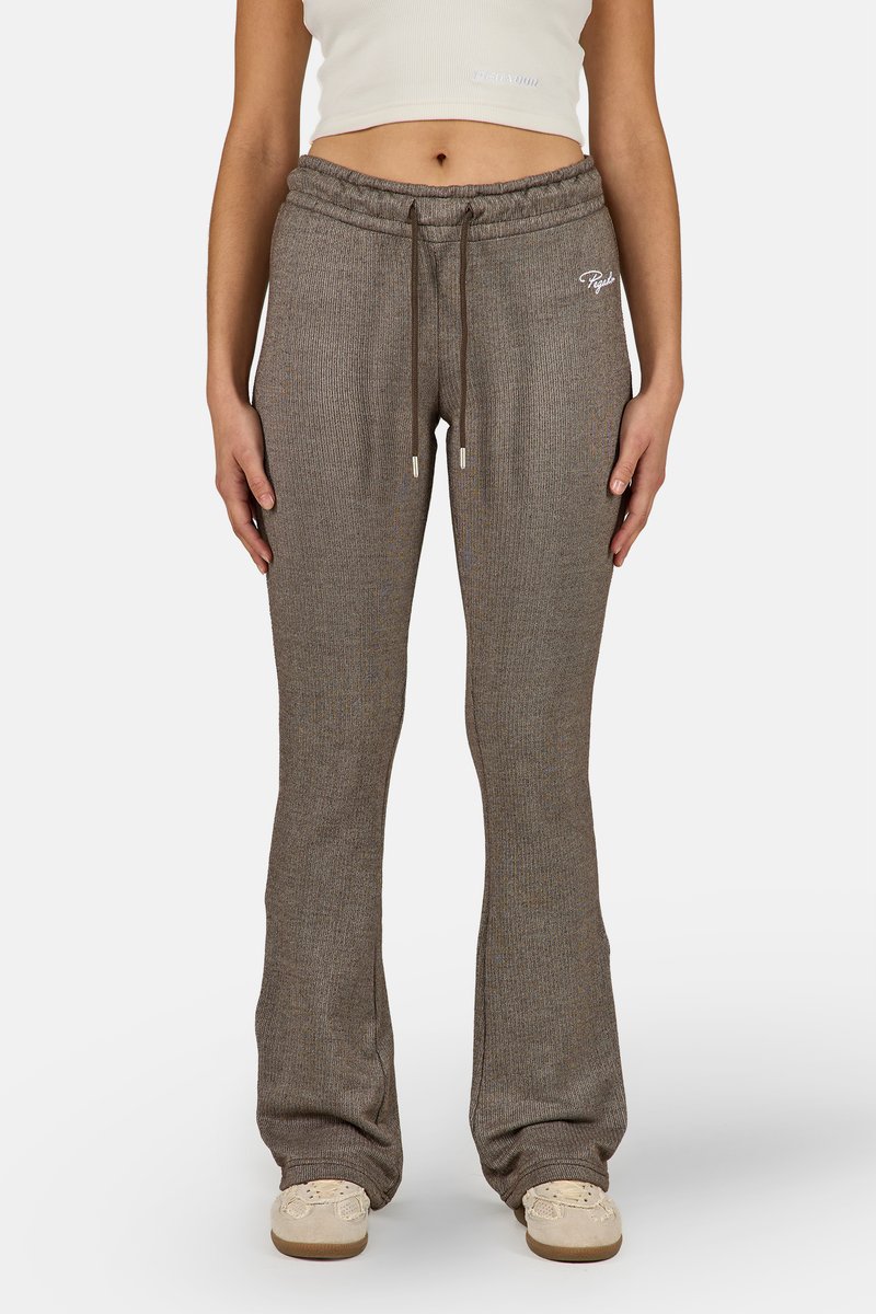 Rudi dryžuoti trikotažiniai keliai su laisvu kirpimu, pasižymintys elastinga juosta ir raišteliu, bei sidabro atspalvio detalėmis.