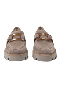 Scarpe in suede beige con doppie cinture marroni, punta rotonda e suole in gomma spessa con tasselli per una migliore aderenza e comfort.