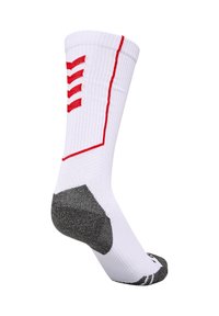 Calzino sportivo bianco con strisce e dettagli rossi, aree del tallone e della punta grigie, texture a costine e design a lunghezza media.
