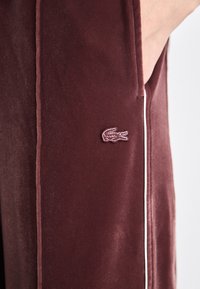 Lacoste Pantalon de survêtement - expresso/white