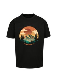 Schwarzes Baumwoll-T-Shirt mit einem kreisförmigen grafischen Design von Bergen, immergrünen Bäumen und einer Sonne in Orange- und Türkistönen.