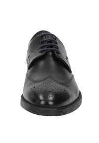 Scarpa da uomo in pelle nera con punta arrotondata, cinque asole, dettagli perforati sulla punta e suola in gomma testurizzata.