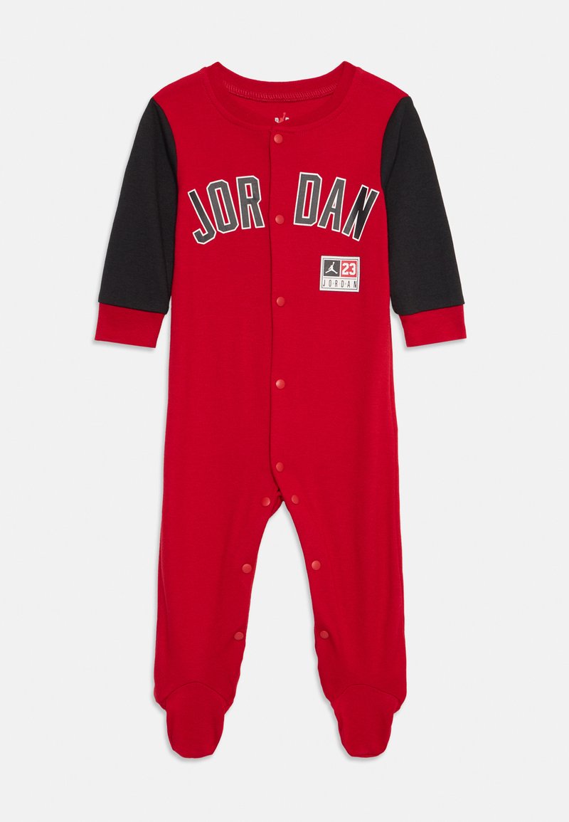 Roter und schwarzer Langarm-Einteiler aus weicher Baumwolle, mit Druckknöpfen, "JORDAN"-Aufdruck und einem Akzent-Logo auf der Brust.
