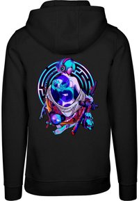 Svart hoodie med en färgglad grafisk design av en person med hörlurar, omgiven av olika stiliserade element, inklusive skallar och ett svärd.