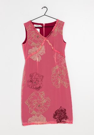 Mouwloze roze jurk met grote bloemenprints in beige en donkerrood, met gerimpelde diagonale bies en V-halslijn, hangend aan een zwarte hanger.