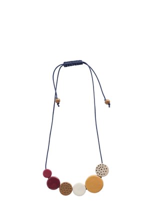 Collier avec cordon bleu réglable et sept grosses perles circulaires rouges, marron évidé, blanches, jaunes et crème évidées disposées en rangée.