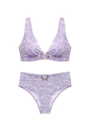 Fialový bikini set s kvetinovým vzorom, s topom s V-vystrihom a kruhovým akcentom a zodpovedajúcou vysokou spodnou časťou. Hladká textúra.