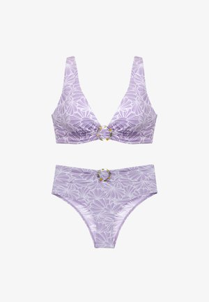 Ensemble de bikini violet avec un motif floral, un haut à encolure en V avec un accent circulaire et un bas taille haute assorti. Texture lisse.