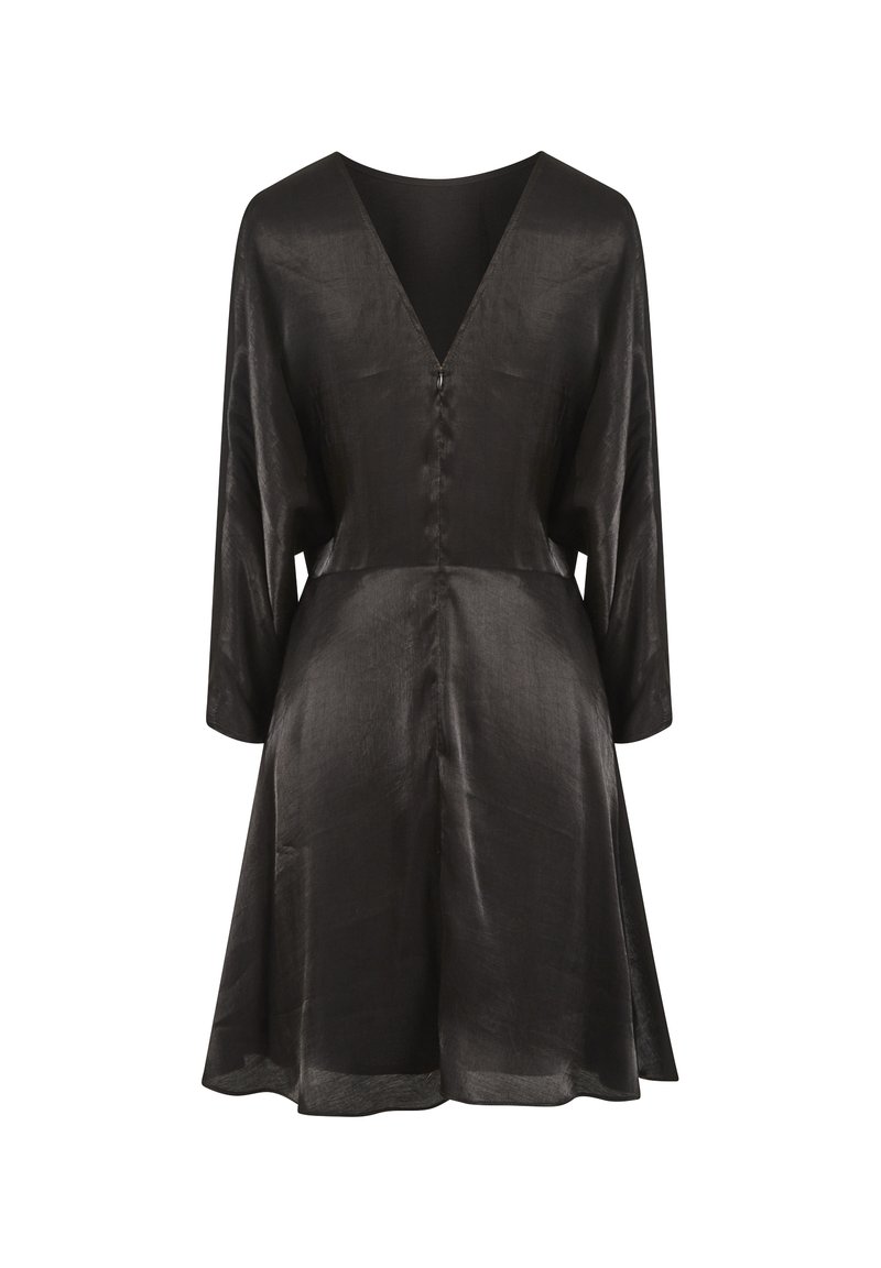 Robe noire en tissu lisse, avec un décolleté en V, des manches longues et une silhouette évasée, dotée d'une fermeture à boutons au dos.