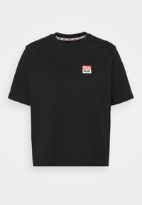 Černé bavlněné tričko s krátkým rukávem, kulatým výstřihem a červenou nášivkou loga FILA na levém prsu. Jednoduchý design, bez vzorů nebo akcentů.