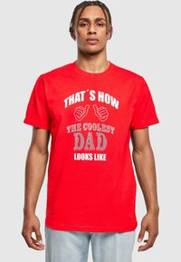 Merchcode COOLEST DAD ROUND NECK - Camiseta estampada - cityred