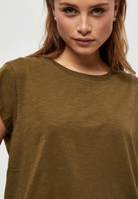 Minus MILETI TEE - Jednoduché tričko - dark olive