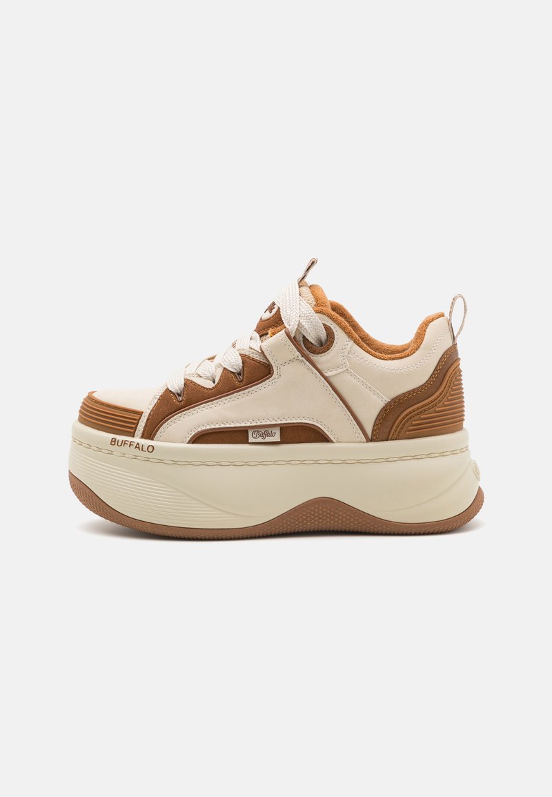 Sneaker platform con una combinazione di colori beige e marrone, materiali in suede e pelle liscia, forma arrotondata e dettagli della suola testurizzati.