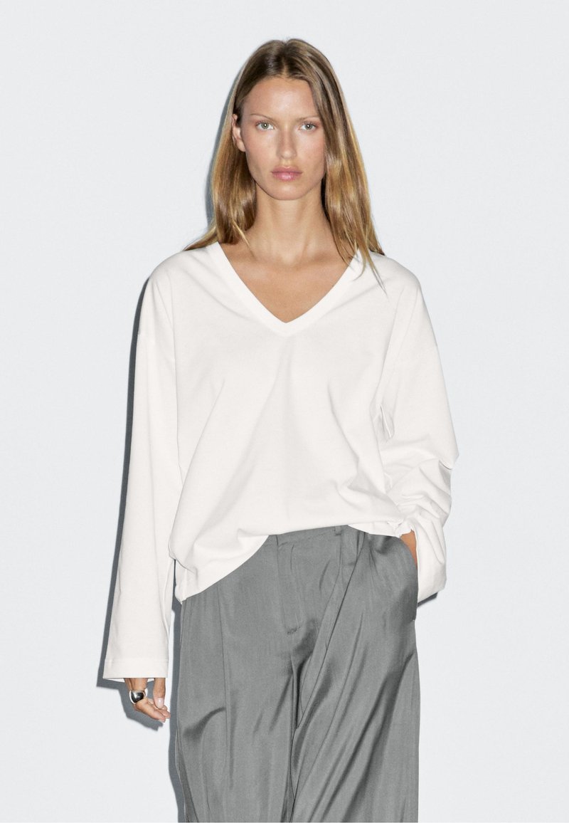 Massimo Dutti OVERSIZE V-NECK LONG SLEEVE - Longsleeve - white