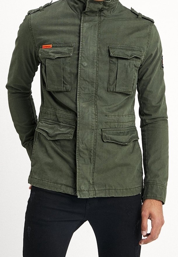 Olivgrön militärjacka i bomull med fyra överdimensionerade framfickor, ståkrage och axelband.