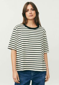 Stribet kortærmet t-shirt i creme og sort, med rund halsudskæring og afslappet pasform, lavet af blødt bomuldsstof.
