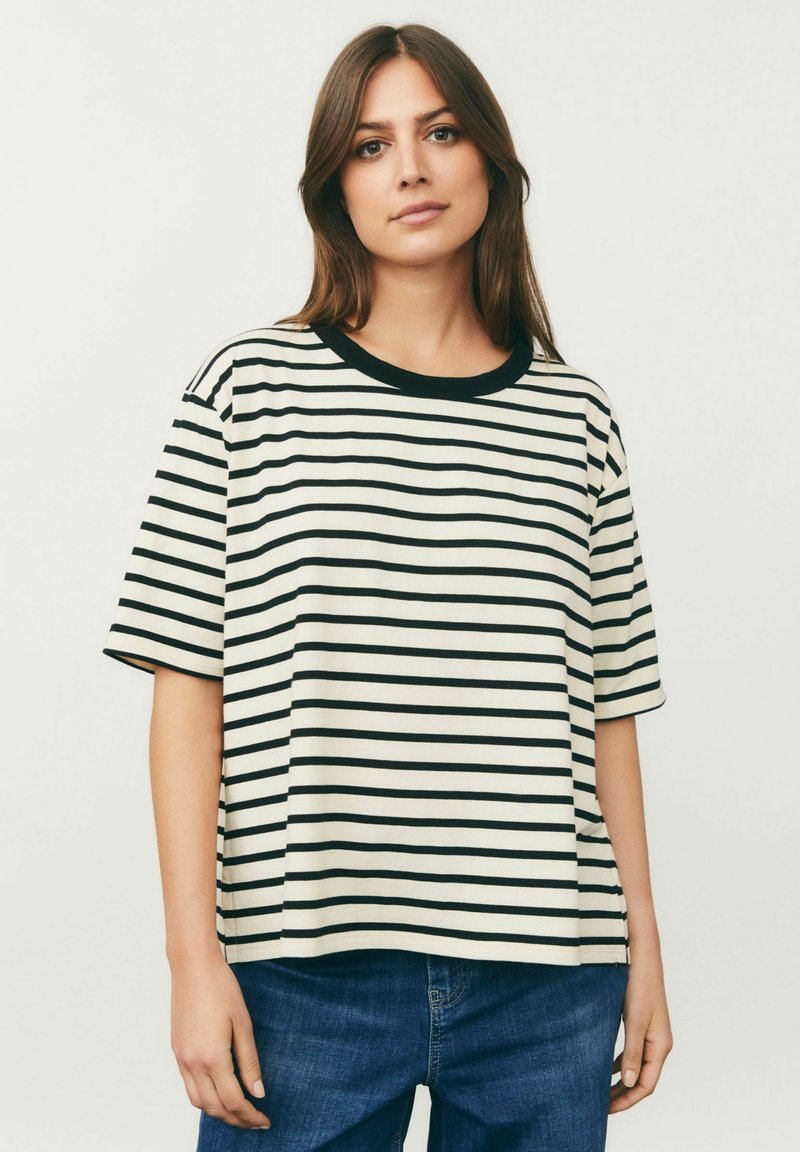 Stribet kortærmet t-shirt i creme og sort, med rund halsudskæring og afslappet pasform, lavet af blødt bomuldsstof.