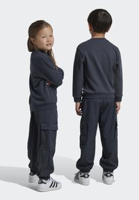 adidas Originals CREW SET - Tuta - carbon