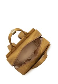 Sac à main en cuir tan avec deux poignées supérieures, fermeture éclair, et un grand intérieur beige comportant plusieurs compartiments et une texture lisse.