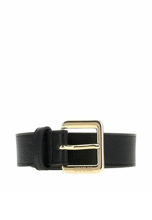 Ceinture en cuir noir texturé avec boucle carrée dorée gravée du nom de la marque Guess sur fond blanc.