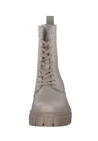 Beige Leder-Schnürstiefeletten mit klobiger Sohle, verziert mit strukturierten Akzenten und einer Zuggabel hinten für einfaches An- und Ausziehen.