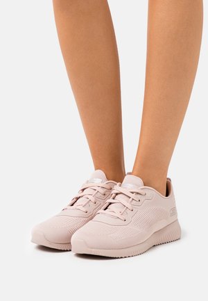 Hellrosa Sneaker aus Strickmaterial mit abgerundeter Spitze, strukturiertem Muster und gepolsterter Sohle. Verfügt über ein Schnürdesign und ein Logo-Akzent.