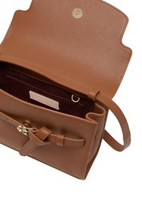 Hnědá kožená kabelka s otevřeným vrškem, vybavená zlatým zapínáním, vnitřní kapsou ve vínové barvě a uzlovým detailem na popruhu. Hladká textura, obdélníkový tvar.