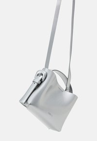 Borsa a secchiello in pelle argento con finitura testurizzata, tracolla staccabile e dettaglio con fibbia sul lato. Design compatto e minimalista.