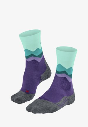 Chaussettes colorées avec un bord en menthe claire, un motif de montagnes superposées en teal et violet, et un talon et un orteil renforcés en gris.