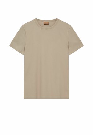 Béžové tričko s krátkým rukávem a kulatým výstřihem, s malou hnědou nášivkou uvnitř za krkem na bílém pozadí.