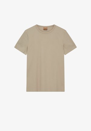 Béžové tričko s krátkým rukávem a kulatým výstřihem, s malou hnědou nášivkou uvnitř za krkem na bílém pozadí.