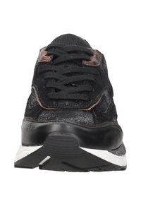 Zwarte sportieve schoen met een bovenwerk van suede en leer, ronde neus, contrasterende bruine accenten en een gestructureerde zwarte rubberen zool met witte details.