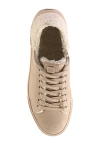 Jasnokremowe sneakersy z gładkim materiałem wierzchnim, teksturowanym pluszowym wykończeniem i trwałą gumową podeszwą, z sześcioma oczkami na sznurówki.