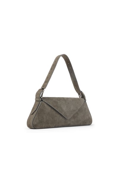 Borsa a tracolla triangolare in suede taupe con ampia tracolla regolabile e dettagli in metallo argentato, mostrata su uno sfondo bianco.
