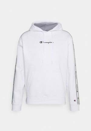 Valkoinen huppari, jossa on kengurupocket, ribbireunat ja nimikkologot rinnassa. Sisältää sivuteippidetaljit hihoissa.