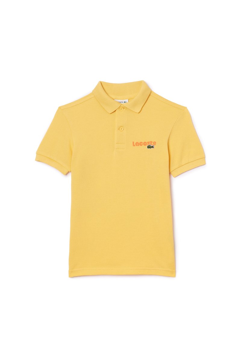 Polo shirt jaune en coton, avec un col classique, des manches courtes et un logo Lacoste brodé en orange et vert.