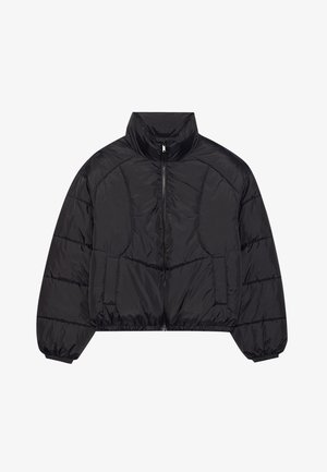 Casaco de puffer preto com gola alta, fecho de correr e punhos elásticos. Apresenta um design acolchoado e é encurtado em comprimento. Material liso e brilhante.