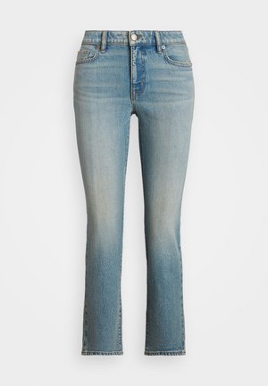 Lichtblauwe jeans met hoge taille en rechte pijpen, met knoopsluiting, steekzakken voor, en een vervaagde denimtextuur tegen een effen achtergrond.